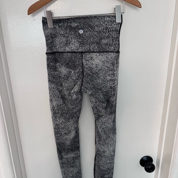 Lulu Lemon Black/White Marble Coloring Full Length Leggings Size 4 - Picture 3 of 5